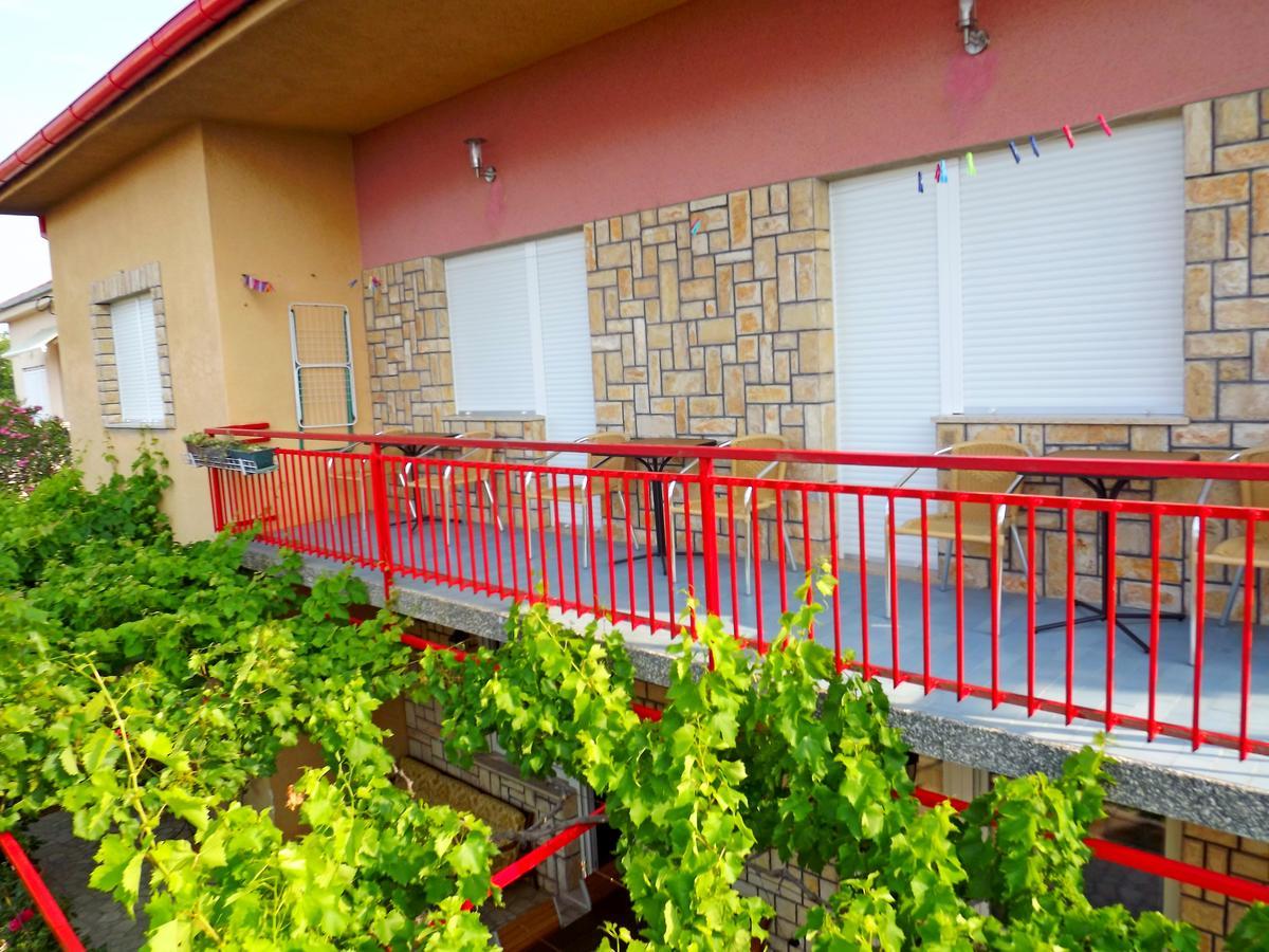 Apartments Maricic 200 Meters From The Beach 노비비노돌스키 외부 사진